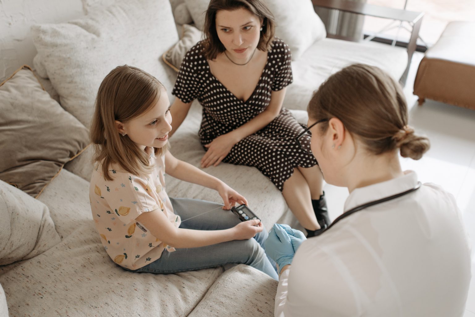 niña, madre y médico