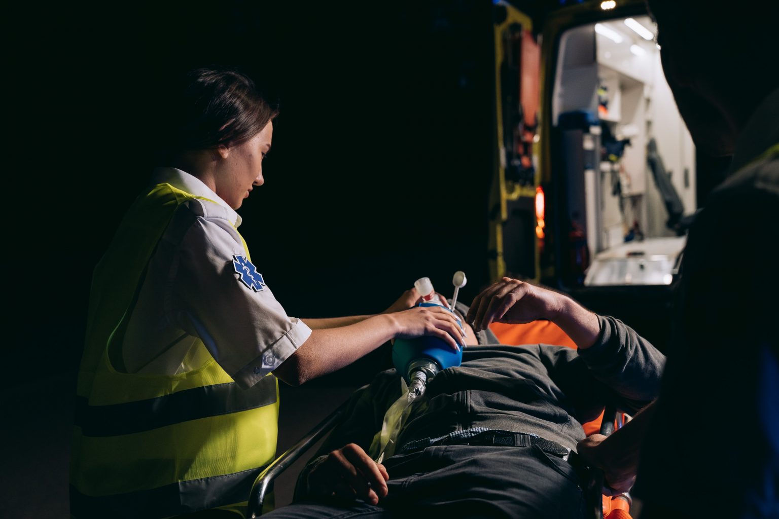 médicos con persona accidentada