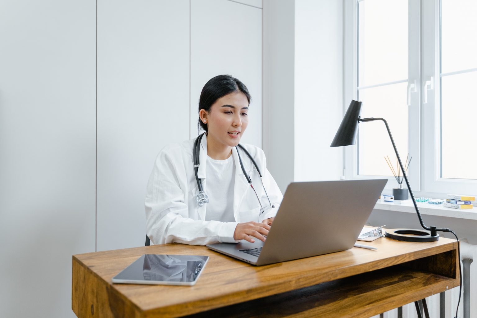 doctora con computadora