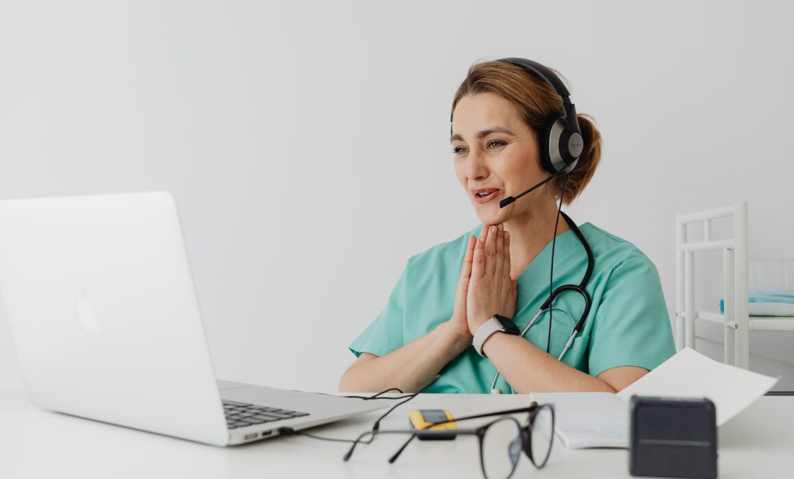 médico en teleconferencia