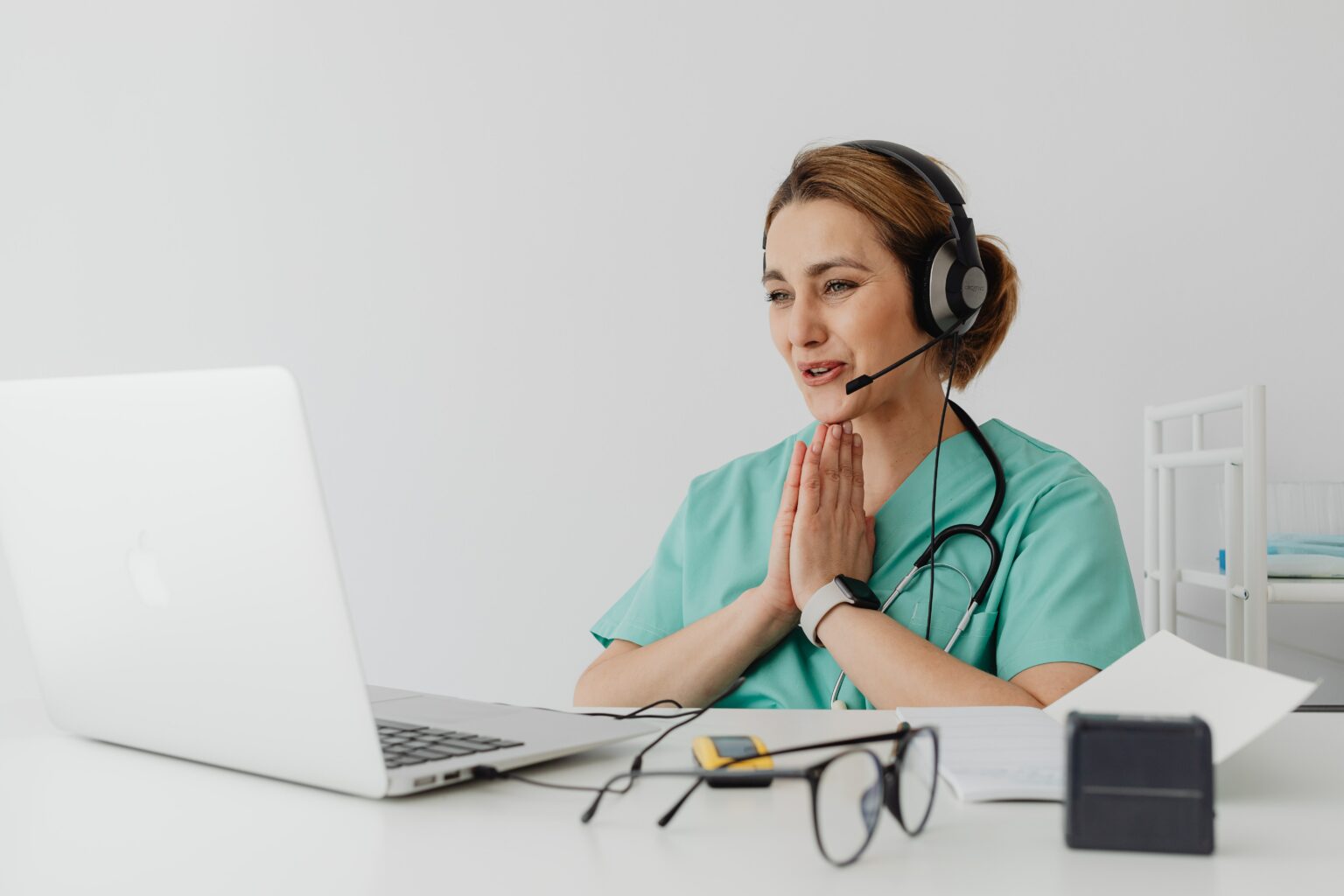 médico en teleconferencia