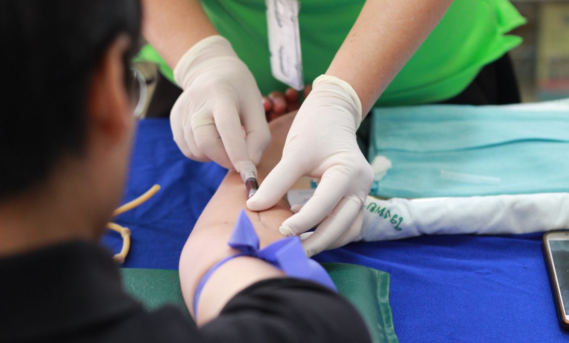 Persona Recibiendo Su Análisis De Sangre