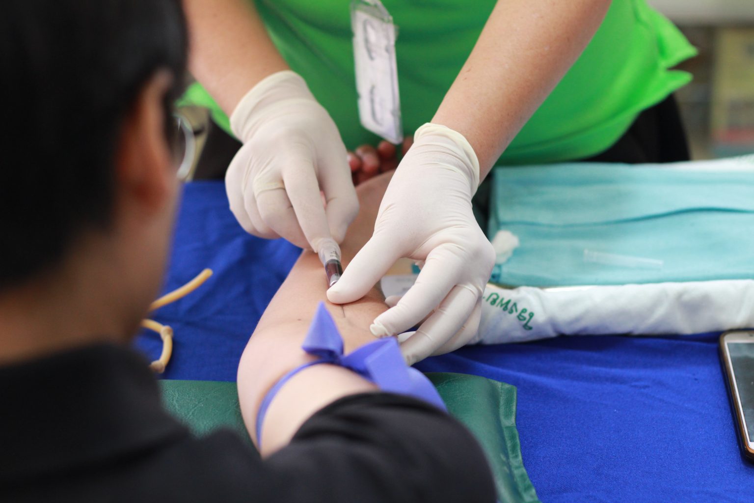 Persona Recibiendo Su Análisis De Sangre